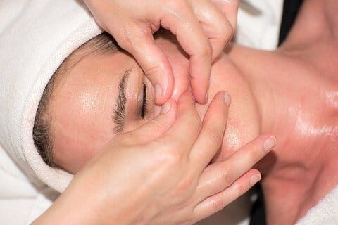 gezichtsbehandeling tegen acne door massage
